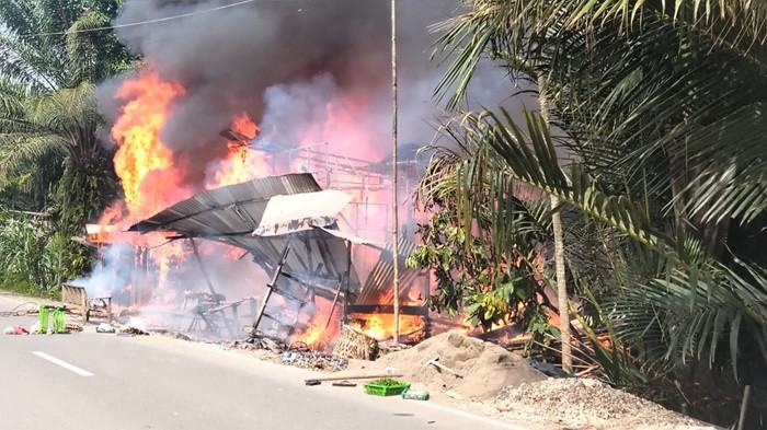 RUKO TERBAKAR - Api membakar tiga unit rumah berkonstruksi kayu di Dusun Krueng Tuan, Desa Seumanah Jaya, Kecamatan Ranto Peureulak ludes terbakar, pada Rabu (23/7/2025) sekitar pukul 10.00 WIB.