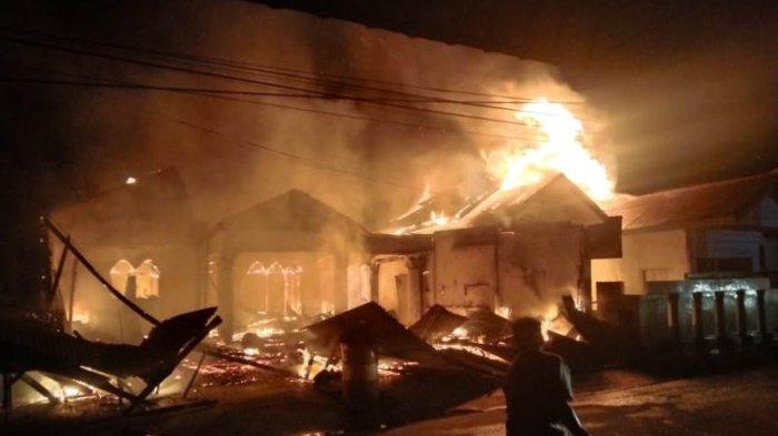Kebakaran hanguskan rumah penduduk Tulaan, Kecamatan Gunung Meriah, Aceh Singkil, Minggu (8/9/2024) dini hari.
 
 