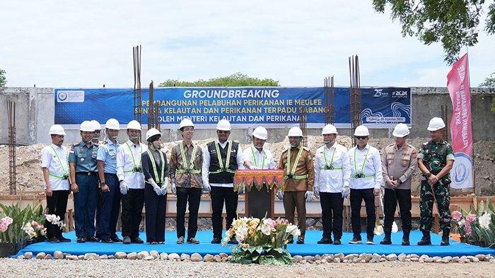 Menteri Kelautan dan Perikanan Sakti Wahyu Trenggono meresmikan atau groundbreaking Pelabuhan Perikanan Sentra Kelautan dan Perikanan Terpadu (SKPT) di Gampong Ie Meulee, Kota Sabang, Senin (26/8/2024).