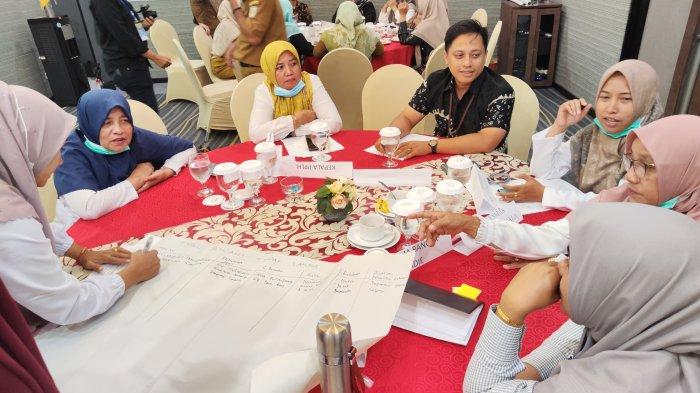 Diskusi kelompok terkait pembuatan rencana aksi bumi sehat, asupan sehat, dan lingkungan hidup sehat