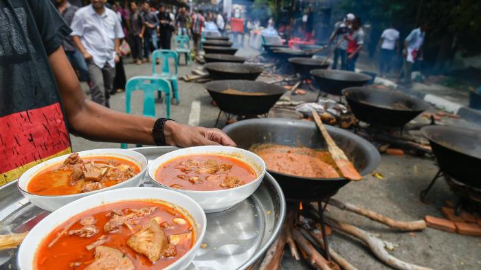 Sebanyak 20 kuah belangong dimasak dalam Aceh Culinary Festival di Lapangan Blangpadang, Rabu (11/5/2016). Aceh Culinary Festival tahun ini mengangkat tema 'Melestarikan Budaya dan Tradisi Legenda Kuliner Aceh' SERAMBI/M ANSHAR