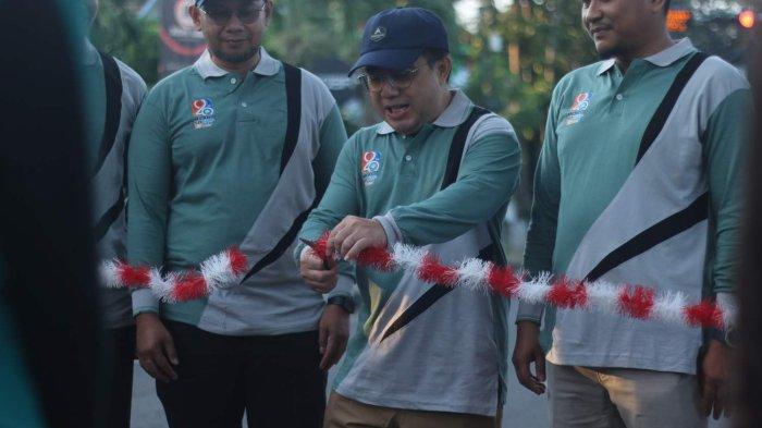 Ketua Umum Yayasan Nurul Fikri Aceh, Dr. Rahmat Saripudin Syehani, M.Pd, memotong pita tanda dimulai Fun Walk dalam acara Puncak Milad 20 Tahun SIT Nurul Fikri, Sabtu (8/2/2025).