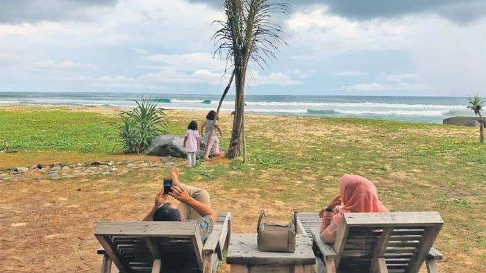WARGA menikmati suasana di rest area Pantai Pulau Kapuk, Lhoknga, Aceh Besar, 
Minggu (14/7