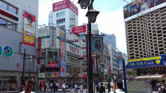 Masyarakat Jepang yang mayoritas pekerja berlalu-lalang di kawasan Shimbashi, Tokyo. Foto diambil Senin, (23/05/2016).