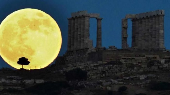 Bulan purnama naik di sebelah kuil Yunani kuno Poseidon di Cape Sounion, sekitar 65 kilometer selatan Athena, 23 Juni 2013. Bulan yang akan mencapai tahap penuh pada Minggu, 14 persen lebih dekat ke bumi dan dikenal sebagai fenomena supermoon.