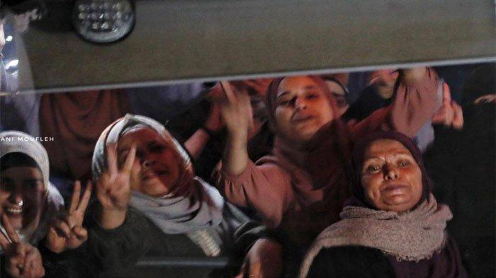 Para tahanan perempuan Palestina yang dibebaskan Israel memberi simbol kemenangan kepada warga dan keluarga yang menyambut mereka.