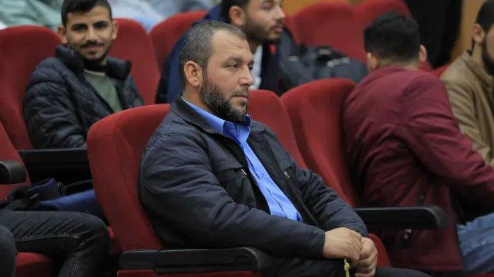 Talal duduk dalam sebuah seminar sains pada bulan Desember 2022 di Universitas Islam Gaza.