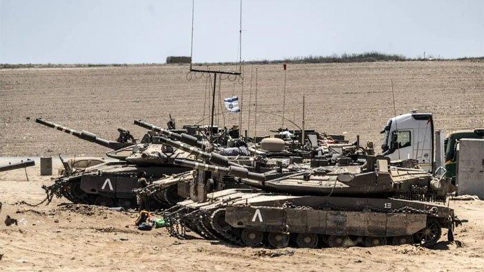 Tank, pengangkut personel lapis baja, dan jip militer milik tentara Israel terlihat bergerak di daerah yang dekat dengan garis perbatasan Israel – Jalur Gaza saat serangan Israel di Jalur Gaza, yang dimulai pada 7 Oktober, terus berlanjut tanpa henti di Israel pada 9 Juli 2024.