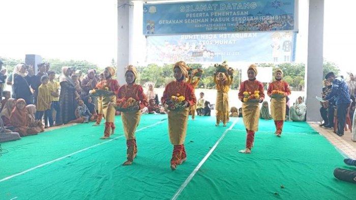 Pementasan seni tari di lapangan pusat Pemerintahan Aceh Timur, dalam rangka memeriahkan PON XXI Aceh-Sumut oleh siswa di Aceh Timur, Sabtu (14/9/2024)