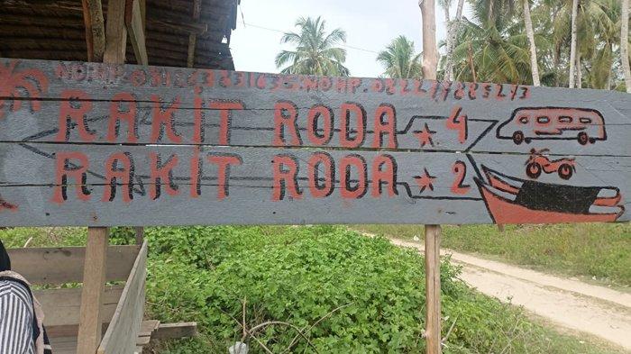 Papan keterangan di depan dermaga penyeberangan rakit yang menghubungkan Kecamatan Kuala Baru dengan Kecamatan Singkil, Selasa (18/7/2023).