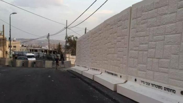 Tembok sementara dipasang di perbatasan antara daerah pemukiman Palestina, Jabal Mukaber, dan pemukiman Yahudi, Armon Hanaziv, Senin (19/10/2015), Yerusalem, Israel.
