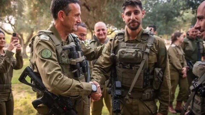 Penyanyi sekaligus aktor bintang Idan Amedi (kanan) bersama Kepala Staf IDF Herzi Halevi, dalam foto tak bertanggal.