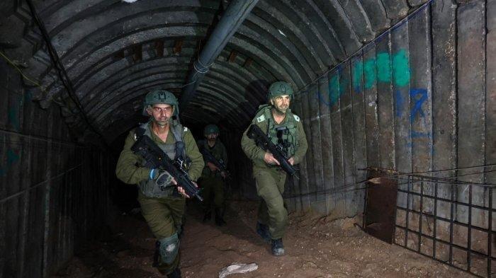 Dalam gambar yang diambil selama tur media yang diselenggarakan oleh militer Israel pada 15 Desember 2023, tentara mengunjungi terowongan yang dilaporkan digunakan Hamas untuk menyerang Israel melalui penyeberangan perbatasan Erez pada 7 Oktober. (JACK GUEZ / AFP)