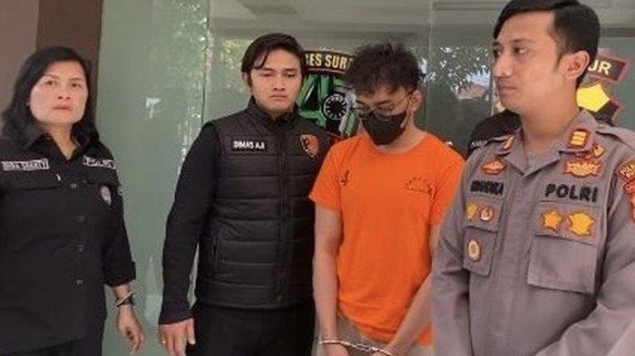 Tersangka pembunuh pacar di hotel Surabaya, di Mapolsek Genteng, Sabtu (18/1/2025).