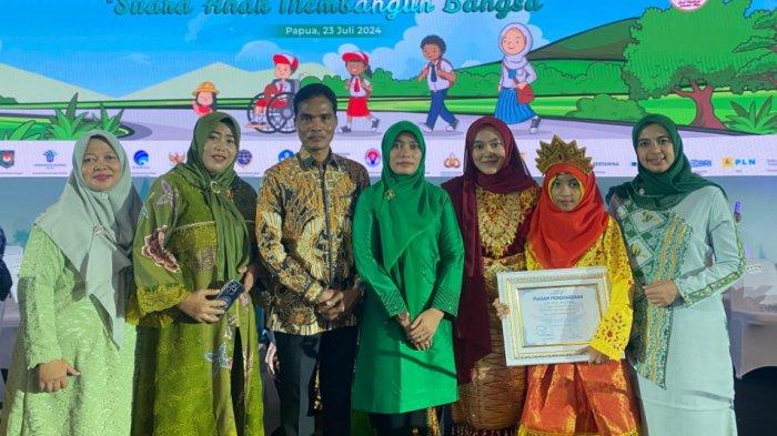 Pj Walikota Langsa ( Dr.(C) Syaridin, S.Pd, M.Pd ) beserta Pj Ketua TP PKK Kota Langsa (Yunita, SKM) Kadis PPA Provinsi aceh (Mutia Juliani, S,STP, M.Si) Kepala Dinas Pendidikan dan Kebudayaan Kota Langsa (Dra. Suhartini, M.Pd) mendampingi Ajra Rahima Maulaya (Siswi berprestasi bidang Gambar Bercerita tingkat nasional) dalam acara peringatan Hari Anak Nasional (HAN) 2024 di Papua