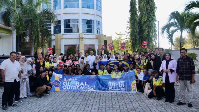 ektor Universitas Ubudiyah Indonesia (UUI) Prof Adjunct DR Marniati Mkes berfoto bersama mahasiswa pengurus PEMA, BEM Fakultas, dan DPM UUI terpilih periode 2023-2024 usai pelantikan di Pelanry Hall UUI, Banda Aceh, Jum'at (7/7/2023).