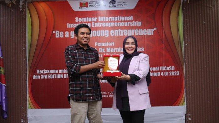 Rektor Universitas Ubudiyah Indonesia (UUI) Prof Adjunct DR Marniati Mkes memberikan plakat kepada Pengarah Pusat Pembangunan dan Perkhidmatan Pelajar UNIMAP Prof Madya Ir Dr Mohd Arif Anwar bin Mohd Salleh usai acara pelantikan pengurus PEMA, BEM Fakultas, dan DPM UUI di Pelanry Hall UUI, Banda Aceh, Jum'at (7/7/2023).