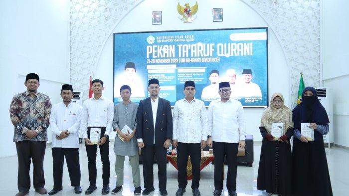 Rektor UIN Ar-Raniry Banda Aceh, Prof Dr Mujiburrahman MAg, mengetes hafalan salah satu peserta dalam Pekan Ta'aruf Qurani (PTQ) pertama yang digelar dalam rangka Milad ke-60 UIN Ar-Raniry di Gedung Prof. Ali Hasjmy, Darussalam, Banda Aceh, Selasa (21/11/2023).