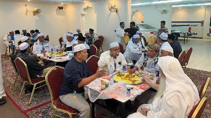 Para Ulama Aceh berkumpul dalam sebuah jamuan makan, bersama pengelola wakaf Baitul Asyi Syeikh Abdul Latif Baltou, pada Minggu (19/11/2023).
