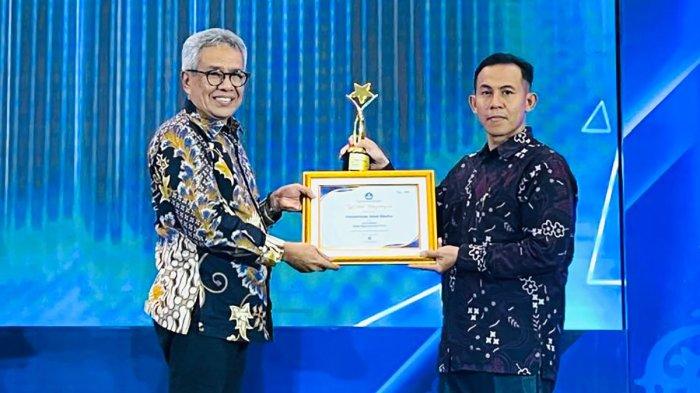Rektor Universitas Jabal Ghafur, Dr. Heri Fajri, M.Pd, menerima penghargaan pada ajang bergengsi Penganugrahan LLDIKTI Wilayah XIII Award 2024 di Hotel Hermes, Banda Aceh, Selasa (10/12/2024).