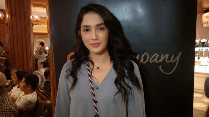ternyata-ini-rahasia-awet-muda-ussy-sulistiawaty-diusia-42-tahun