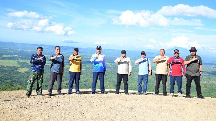Pj Bupati Aceh Besar Muhammad Iswanto S.STP bersama Danlanud SIM Kolonel Pnb Hantarno Edi Sasmoyo, M.Han saat berada dipuncak Gunung Tgk Diweueng, Gampong Lambirah, Kecamatan Sukamakmur, Aceh Besar, lokasi venue paralayang PON XXI, Kamis (29/8/2024). FOTO/MC ACEH BESAR.