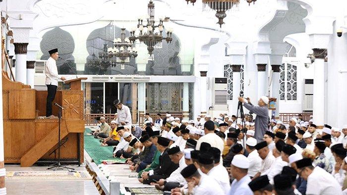 1 MUHARRAM - Wakil Gubernur Aceh, H Fadhlullah SE saat menyampaikan sambutan pada peringatan 1 Muharram 1447 H di Banda Aceh, Kamis (26/6/2025) malam.