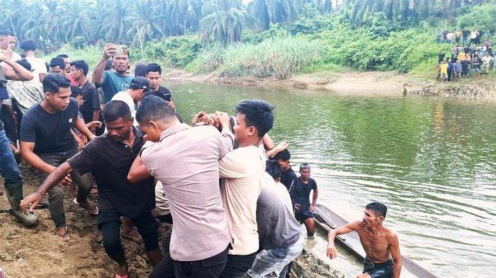 Abdurrahman Saman (32), warga Gampong Leubok Pempeng, meninggal dunia secara tragis setelah diserang buaya saat menyelam di sungai pada Sabtu (21/6) siang. Warga mengevakuasi jenasahnya ke rumah duka.