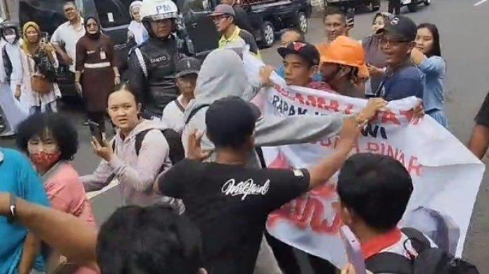 Penampakan warga yang membentangkan spanduk saat kunjungan Presiden Jokowi di Gunungkidul, Selasa (30/1/2024).