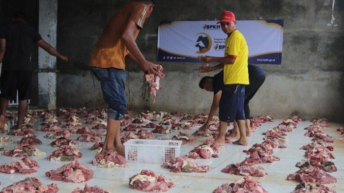 Warga menyusun daging kurban di Dusun Diwai Makam Gampong Lambaro Skep, Jl. Syiah Kuala Lr Delima, Kota Banda Aceh, Jumat (30/6/2023).