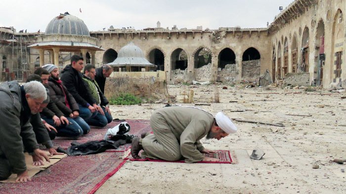 WARGA Suriah shalat di Masjid Umayyah kuno di Kota Aleppo, Sabtu (17/12).