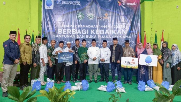Foto bersama saat memberikan santunan yatim piatu di Medan, Minggu (16/3). Karyawan XL Axiata melalui Majelis Taklim XL Axiata (MTXL Axiata) mengadakan program “Berbagi Kebaikan”. MTXL Axiata memberikan dukungan berupa santunan bahan-bahan kebutuhan pokok kepada mereka yang membutuhkan, termasuk yatim, piatu, fakir, miskin, bilal mayit, marbot, muallaf, dan guru ngaji di Sumatera.