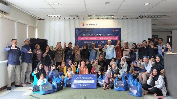 Digital & Conventional Promotion XL Axiata West Central 2, Ade Akmal Putra (kedua dari kanan) saat memberikan santunan kepada guru dan marbot Masjid di Pekanbaru, Selasa, (18/3). Karyawan XL Axiata melalui Majelis Taklim XL Axiata (MTXL Axiata) mengadakan program “Berbagi Kebaikan”. MTXL Axiata memberikan dukungan berupa santunan bahan-bahan kebutuhan pokok kepada mereka yang membutuhkan, termasuk yatim, piatu, fakir, miskin, bilal mayit, marbot, muallaf, dan guru ngaji di Sumatera.