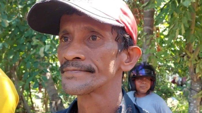 Zulkifli, salah seorang pemilik rumah terbakar terlihat pasrah melihat rumahnya terbakar.