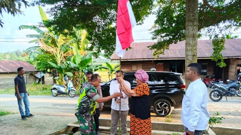 TNI dan Legislator di Aceh Tamiang Patroli ke Pelosok Desa Bagikan Bendera Merah Putih