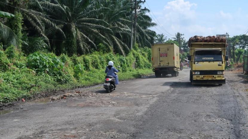 Kondisi Jalan Nasional di Aceh Tamiang Dipenuhi Lubang