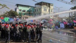 polisi-myanmar-bubarkan-demonstran.jpg