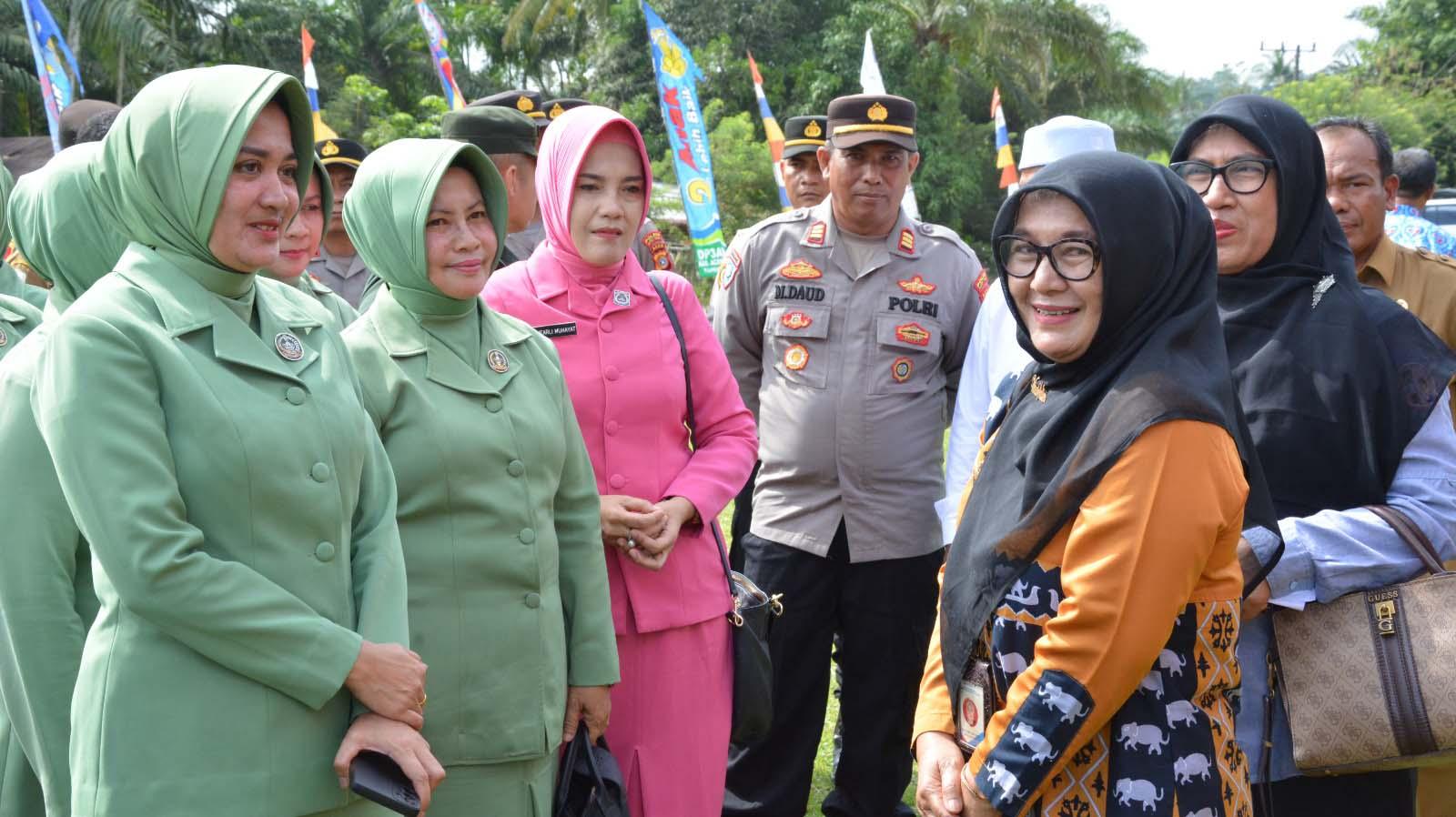 Pj. Bupati Aceh Timur, Amrullah M. Ridha, selesai menerima kunjungan khusus Kepala Perwakilan Badan Kependudukan dan Keluarga Berencana Nasional (BKKBN) Aceh, Safrina Salim,  didampingi Ketua Tim Kerja Bidang Keluarga Berencana dan Kesehatan Reproduksi (KBKR), Faridah, di Pendopo Bupati, Kota Idi Rayeuk, Selasa pagi, (23/7/2024).