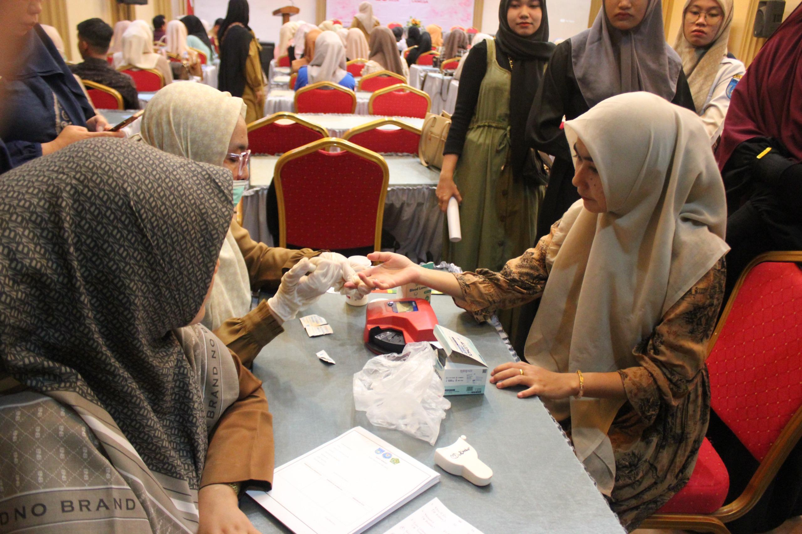 Perwakilan BKKBN Aceh melaksanakan kegiatan Pendampingan dan Pengecekan Kesehatan Gratis kepada 150 calon pengantin di Kota Langsa.
Kegiatan tepatnya berlangsung di Aula Hotel Harmoni Langsa, Senin (28/10/2024).