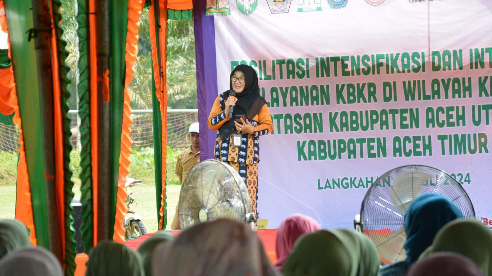 Pj. Bupati Aceh Timur, Amrullah M. Ridha, selesai menerima kunjungan khusus Kepala Perwakilan Badan Kependudukan dan Keluarga Berencana Nasional (BKKBN) Aceh, Safrina Salim,  didampingi Ketua Tim Kerja Bidang Keluarga Berencana dan Kesehatan Reproduksi (KBKR), Faridah, di Pendopo Bupati, Kota Idi Rayeuk, Selasa pagi, (23/7/2024).