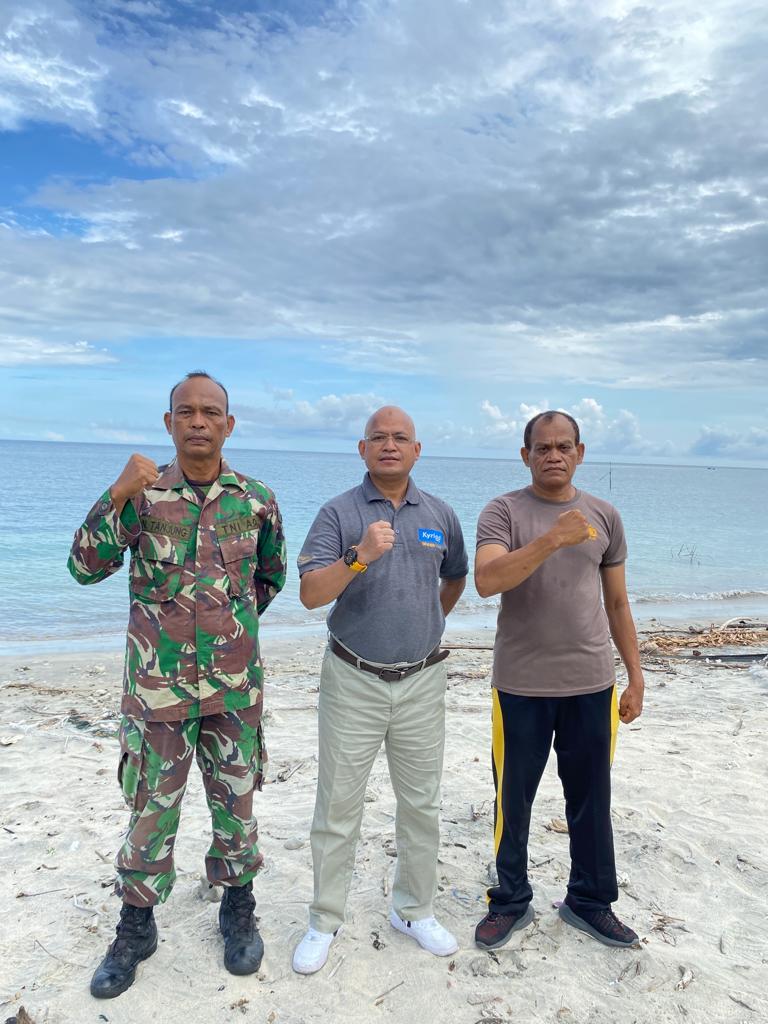General Manager Kyriad Muraya Hotel Aceh, Bambang Pramusinto (tengah) foto bersama setelah pelaksanaan Kegiatan CSR Kyriad Muraya Hotel Aceh di Area Pantai dan Masjid Banda Aceh- Aceh Besar