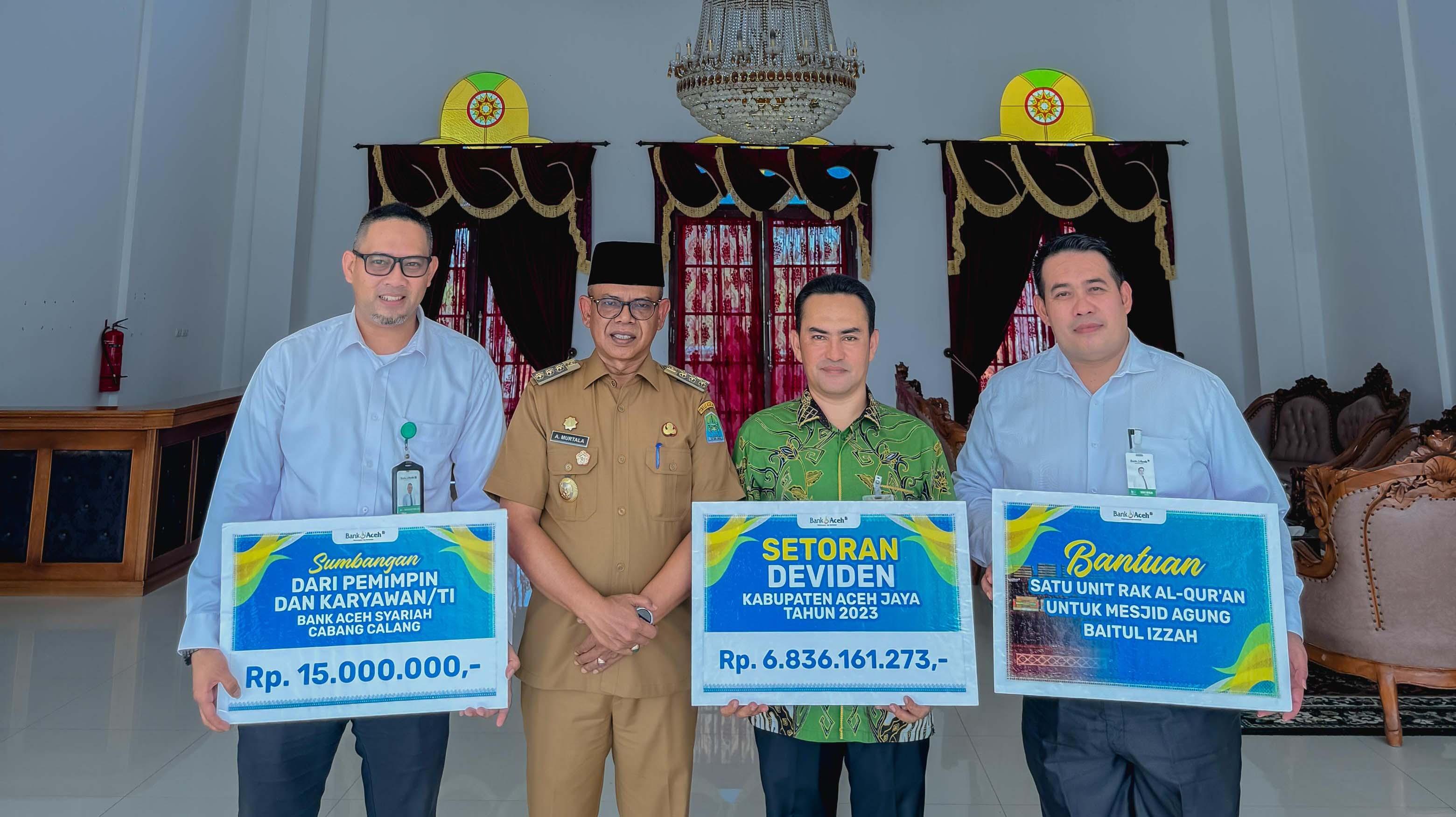 Penyerahan simbolis bantuan rak Al-Quran untuk Masjid Baitul Izzah dan peumbangunan Masjid Al Muttaqin yang berasal dari sumbangan karyawan dan karyawati BAS Calang.