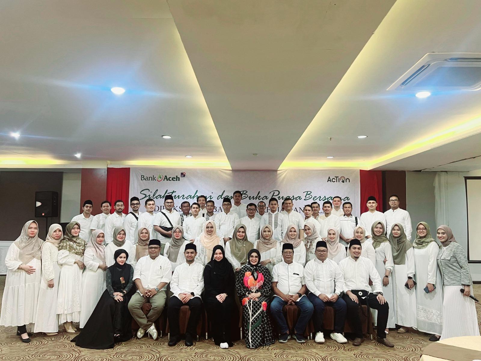 SERAHKAN BANTUAN - Penyerahan bantuan donasi kepada BKM Masjid Raya Aceh Sepakat melalui program Bank Aceh Peduli pada Sabtu (23/3/2024).