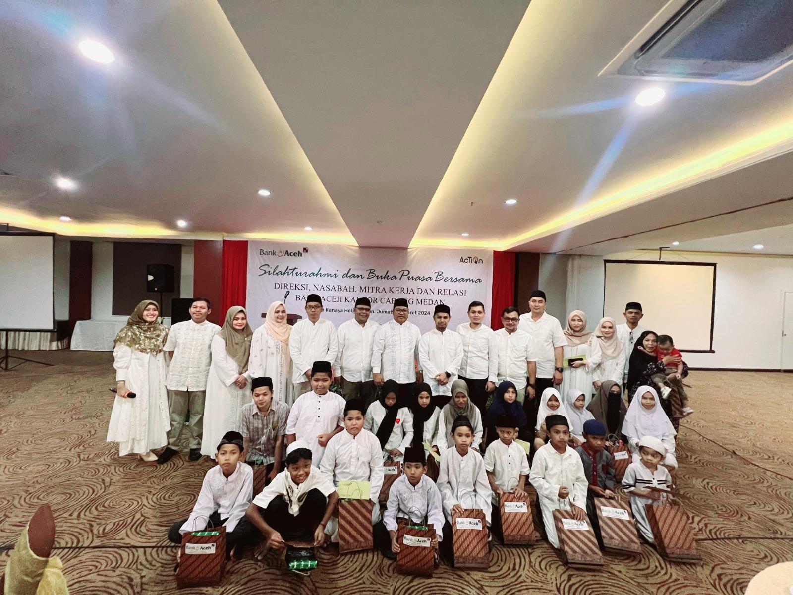 SERAHKAN BANTUAN - Penyerahan bantuan donasi kepada BKM Masjid Raya Aceh Sepakat melalui program Bank Aceh Peduli pada Sabtu (23/3/2024).