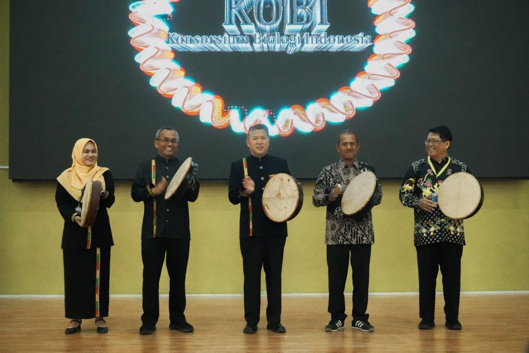 Konsorsium Biologi Indonesia (KOBI) menggelar Rapat Kerja Nasional (Rakernas) yang secara resmi dibuka di Aula Fakultas Matematika dan Ilmu Pengetahuan Alam, Universitas Syiah Kuala (USK) Banda Aceh, Selasa (5/11/2024).