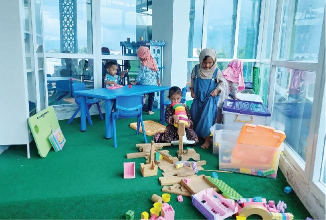 Anak-anak yang berkunjung ke Ruang Baca Anak (RBA) Perpustakaan Aceh sebagiannya mengisi waktu dengan memanfaatkan alat-alat mainan edukasi di ruang baca tersebut.