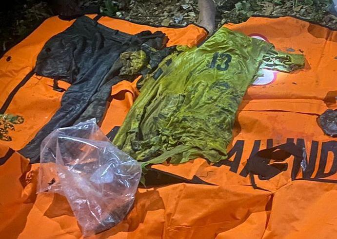 Di lokasi penemuan, ditemukan adanya baju kaos berwarna kuning dengan tulisan angka 13 dan celana bahan kain yang sudah lapuk.
