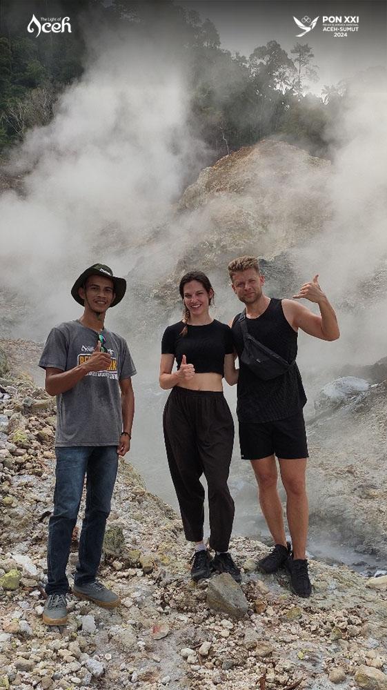 Wisatawan mancanegara menikmati keindahan alam Gunung Berapi Jaboi, Sabang.