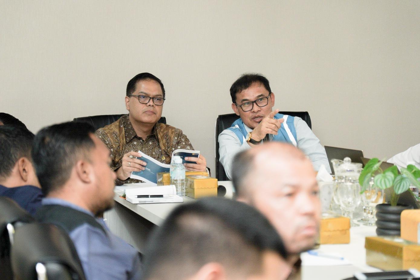 Anggota Komisi XII Dewan Perwakilan Rakyat (DPR) RI) Irsan Sosiawan Gading MBA bersama General Manager PLN UID Wilayah Aceh, Mundhakir, saat kunjungan kerja spesifik pada masa reses persidangan I tahun 2024-2029 ke PLN Unit Induk Distribusi (UID) Wilayah Aceh, Sabtu (21/12/2024).