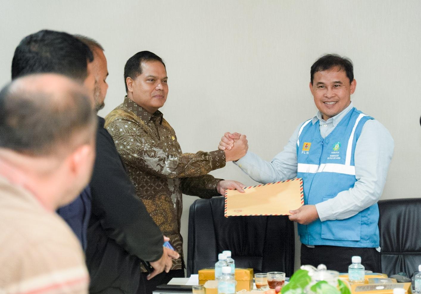 Anggota Komisi XII Dewan Perwakilan Rakyat (DPR) RI) Irsan Sosiawan Gading MBA bersama General Manager PLN UID Wilayah Aceh, Mundhakir, saat kunjungan kerja spesifik pada masa reses persidangan I tahun 2024-2029 ke PLN Unit Induk Distribusi (UID) Wilayah Aceh, Sabtu (21/12/2024).
